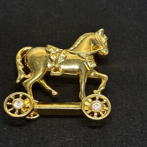 Smithsonian Horse on Wheels Brooch Gold Tone Rhinestone Accents 2 Inch Pin‎